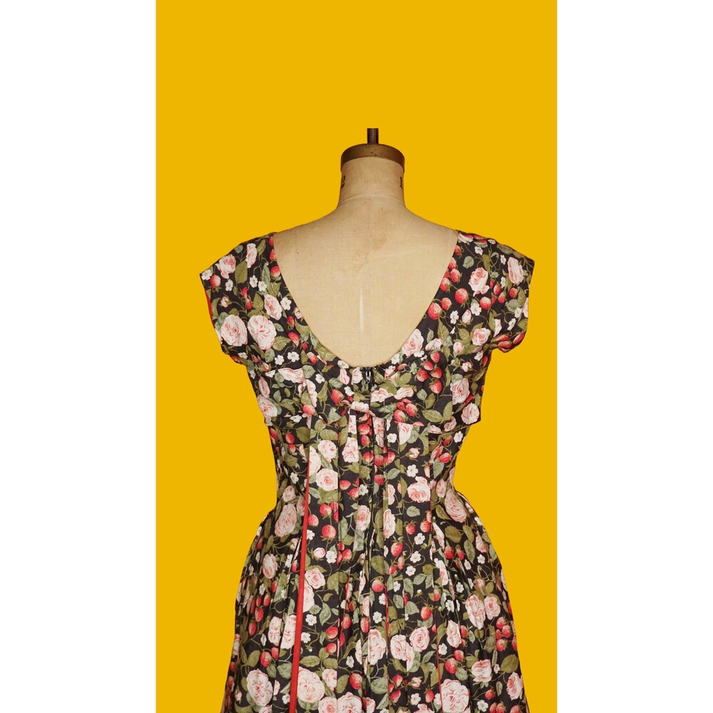 1990s ANNA SUI STRAWBERRY Roses Print Dress W/Red Tulle Underlay & Bow Back. M-L - Picture 3 of 10